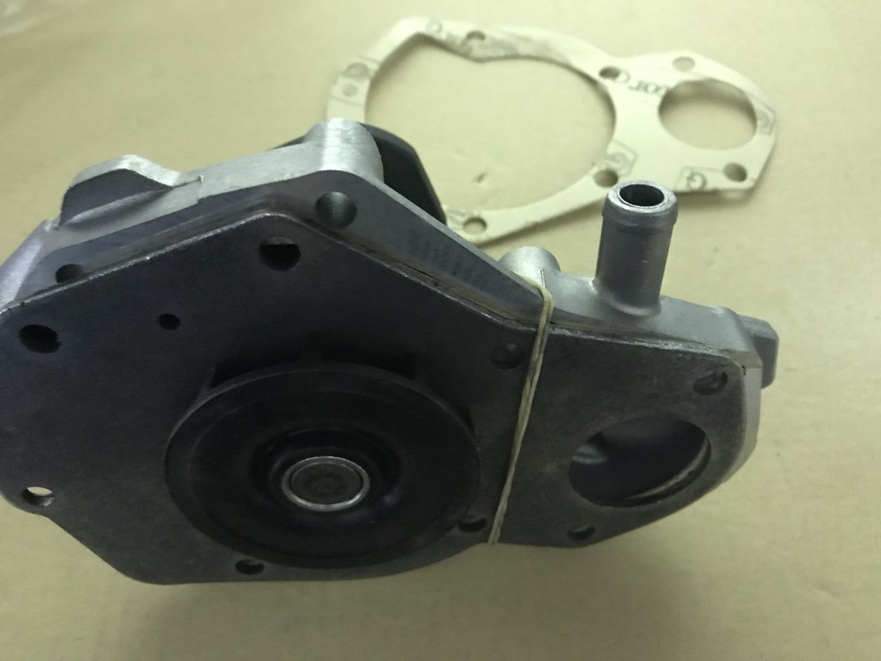 Water Pump Jeep Mitsubishi Volvo Renault 9 11 20 21 25 30 Optimal AQ1524 1/2