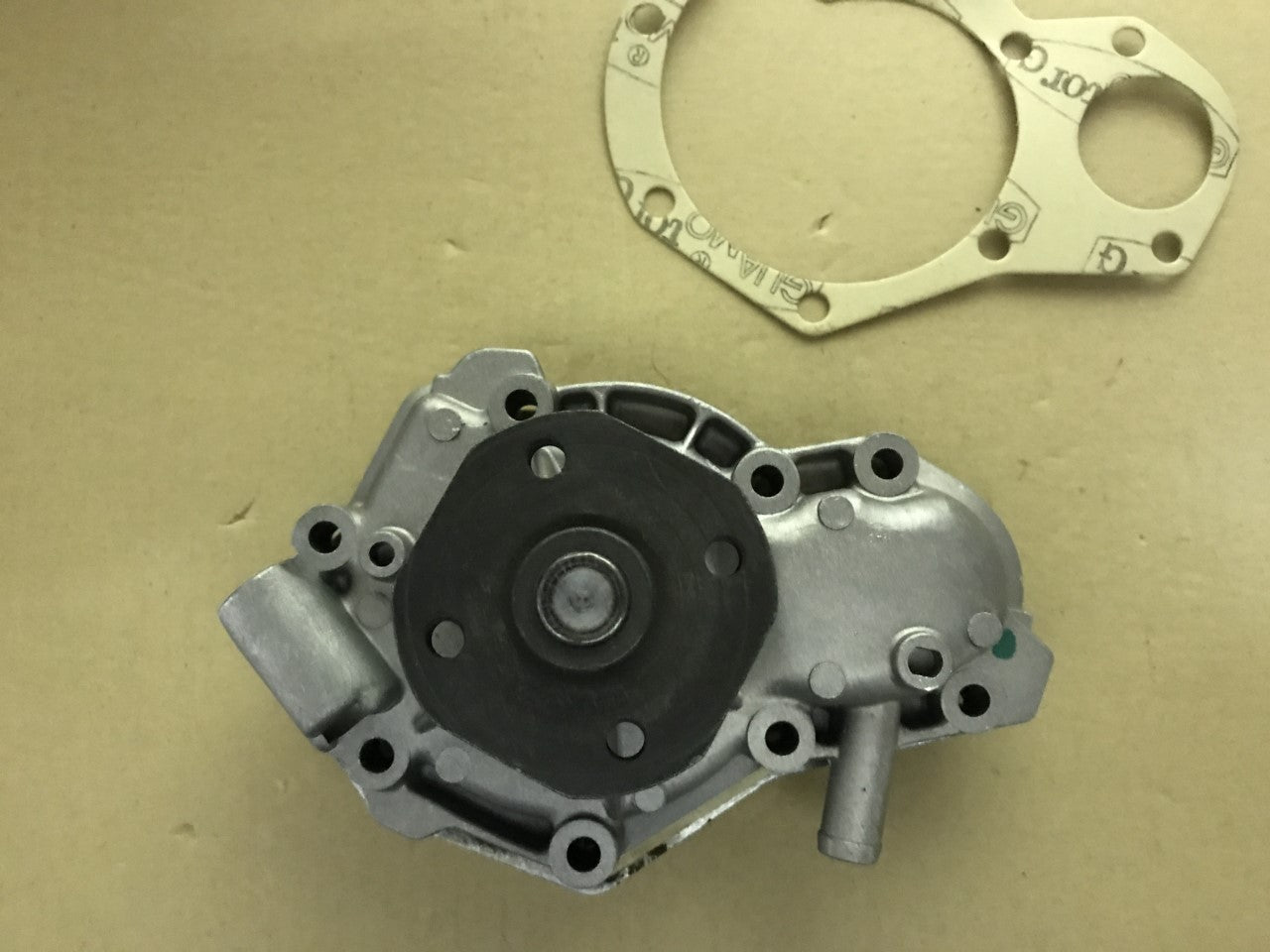 Water Pump Jeep Mitsubishi Volvo Renault 9 11 20 21 25 30 Optimal AQ1524 1/2
