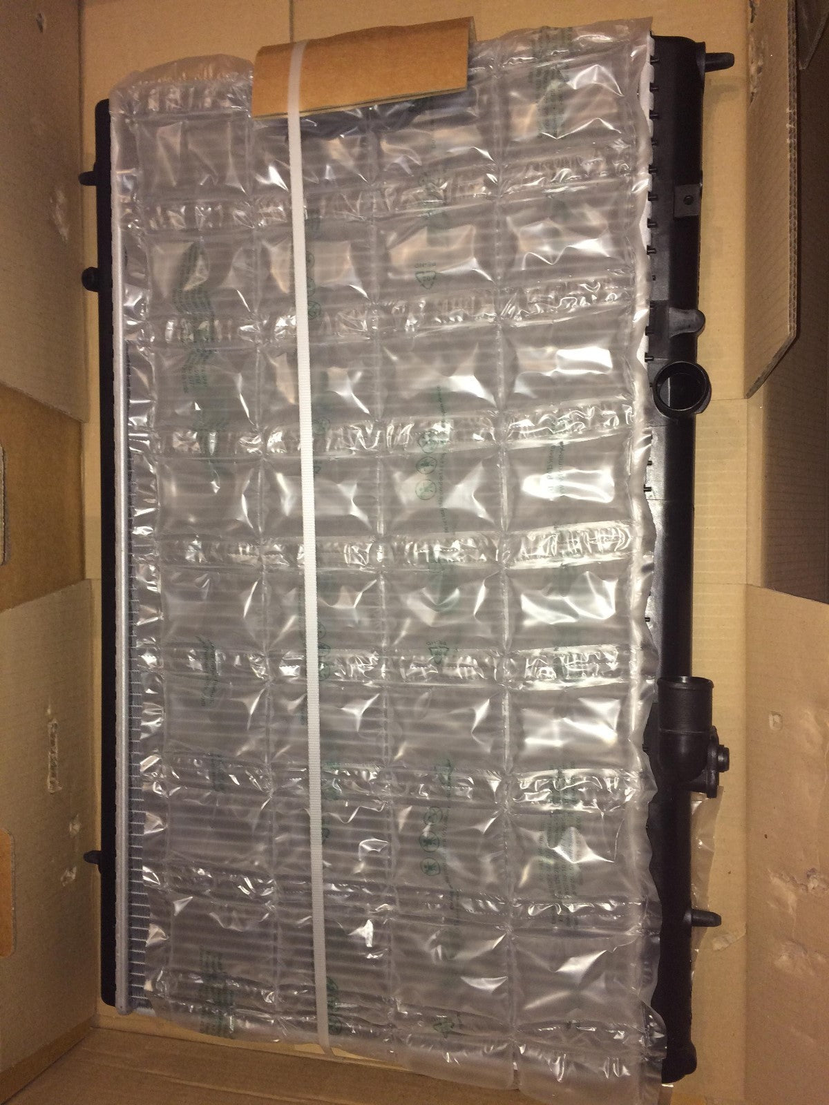 Radiator Citroen C5 01-04 C8 02-09 Peugeot 607 00-16 807 02-09 Valeo 735068