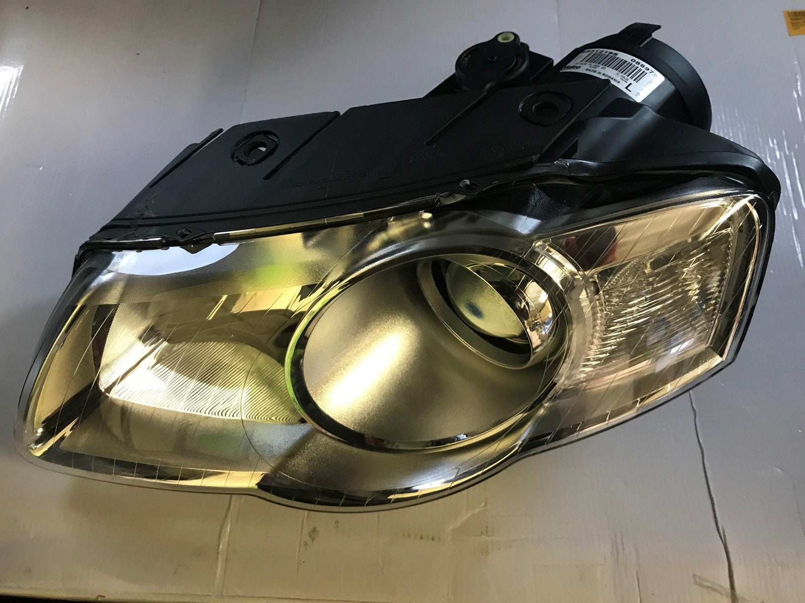 Headlight Lamp Near Side Left Hand NS LH VW Passat 2006-onwards Valeo 088979