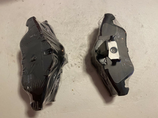 Solid Auto Q104018 Brake Pad Set