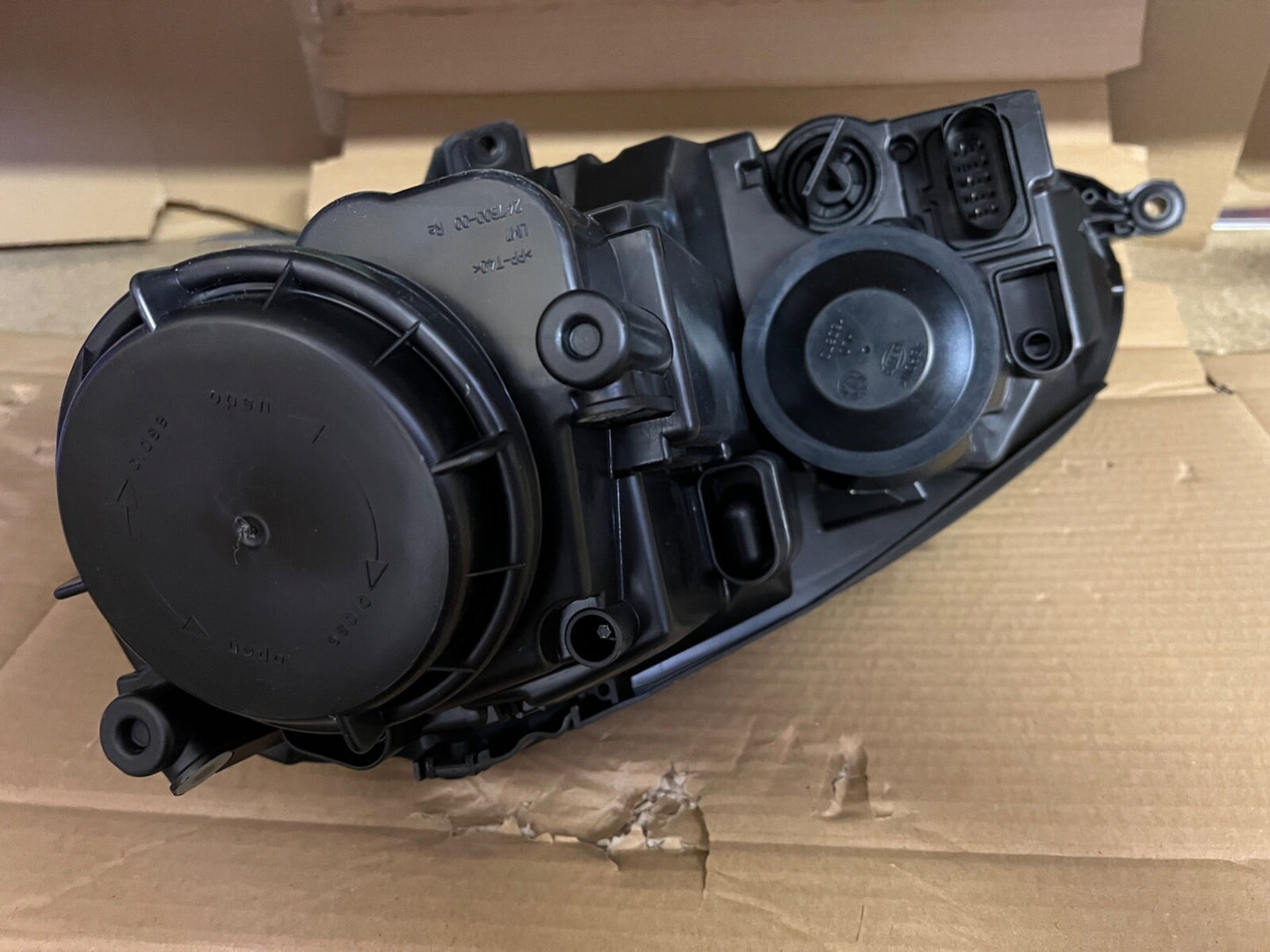 Hella 1LG247.007-641 Off Side Right Hand Headlight Lamp VW Golf V