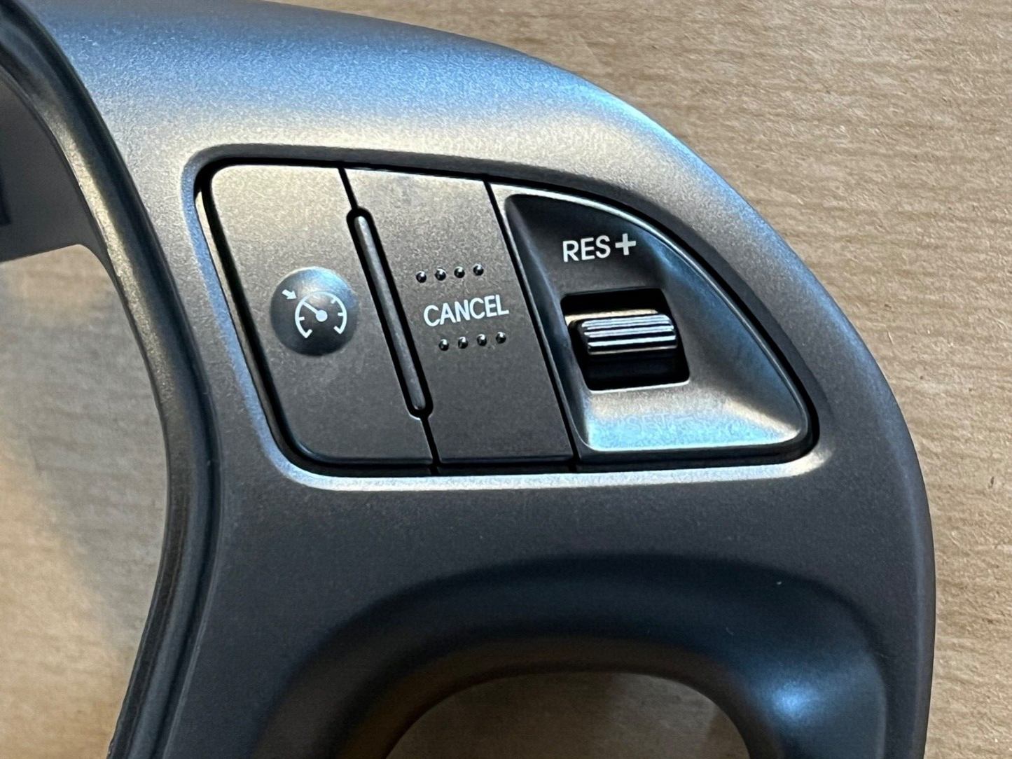 HYUNDAI IX35 MK2 STEERING WHEEL MULTIMEDIA CONTROL SWITCHES 967002S305RJ5 New