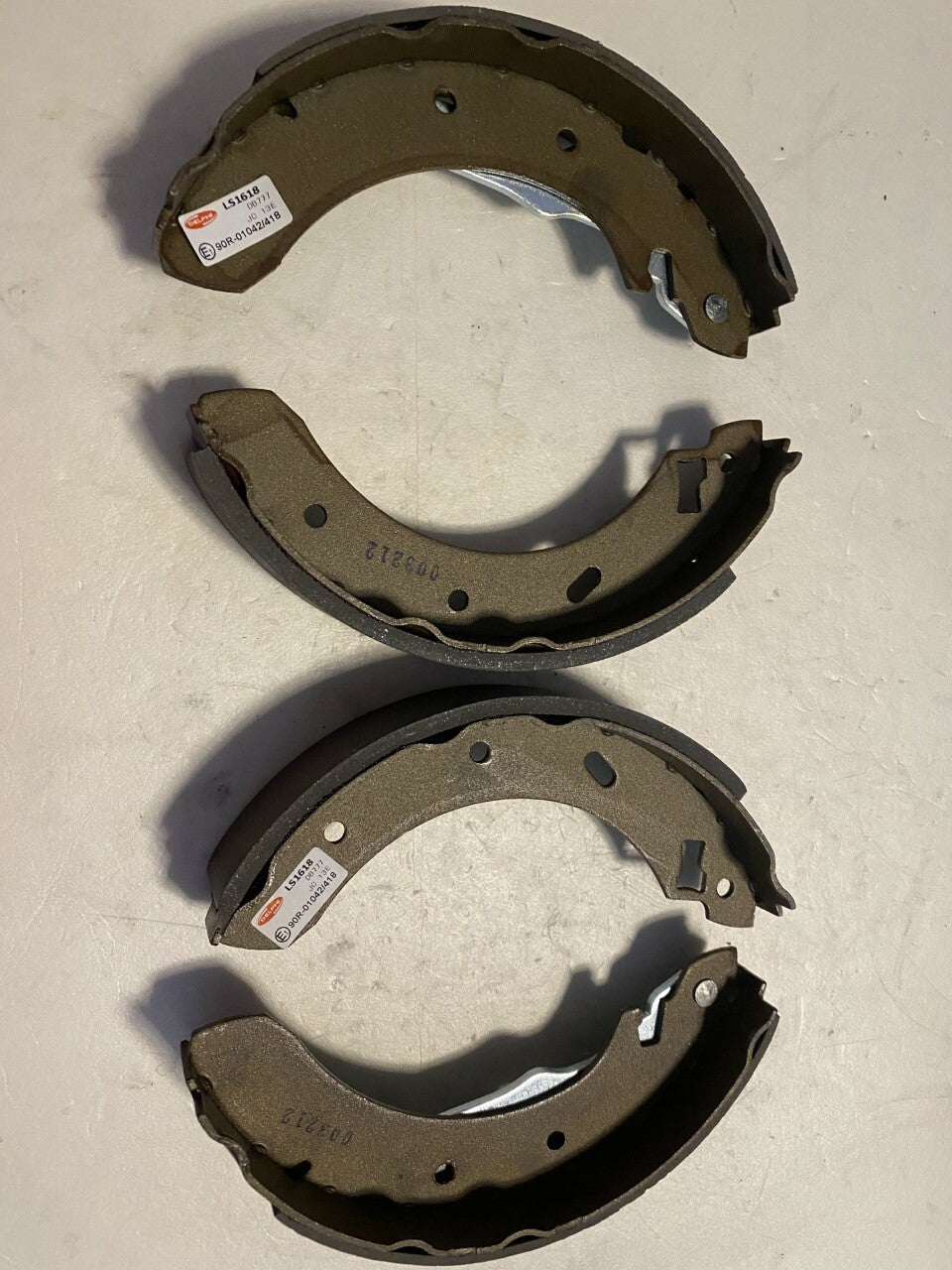 Delphi LS1618 Rear Brake Shoe Set fits Ford