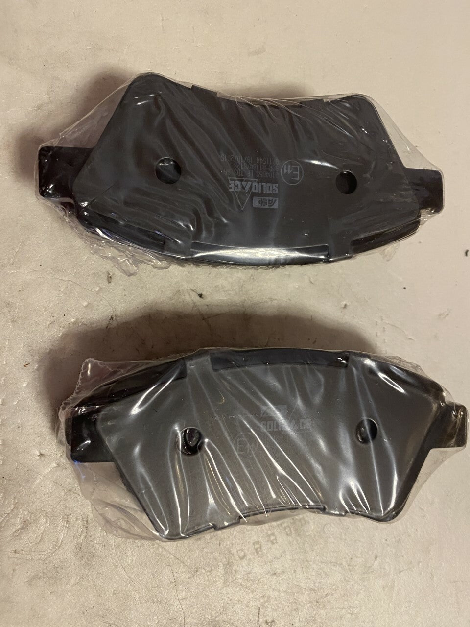 Solid Auto Q104053 Front Brake Pad Set