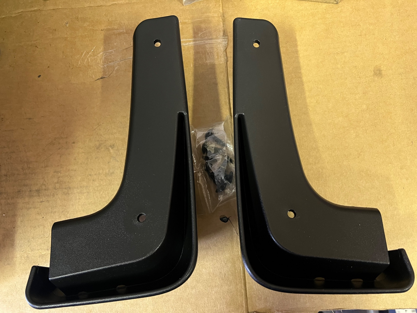 New Genuine Hyundai Tucson 2015 onwards Rear Mud Flaps set of 2 D3F46AK100