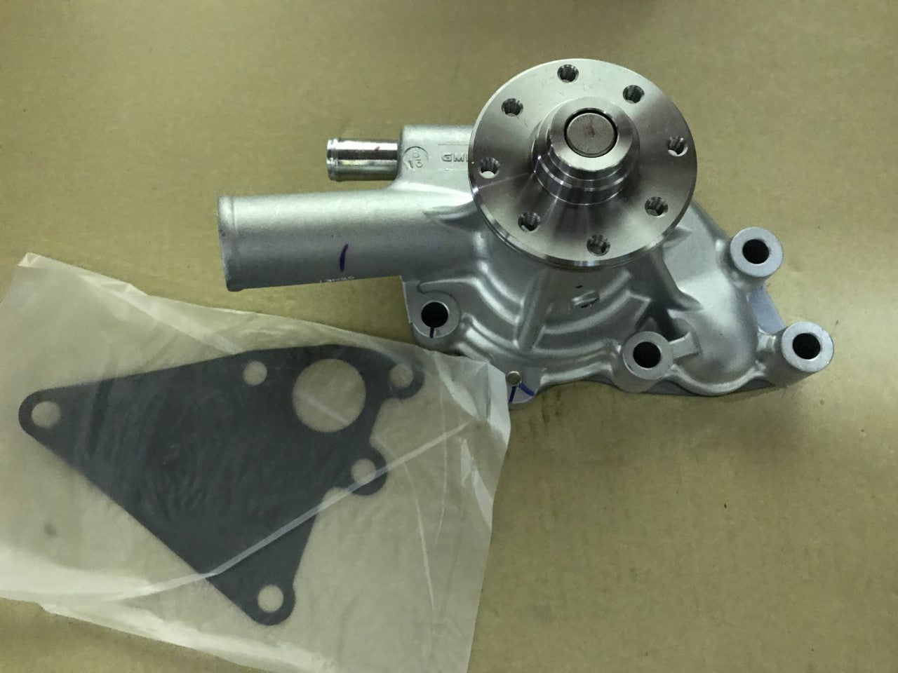 Water Pump with Gasket Isuzu Camp Trooper Trooper Soft Top Opel Campo 35-09-902