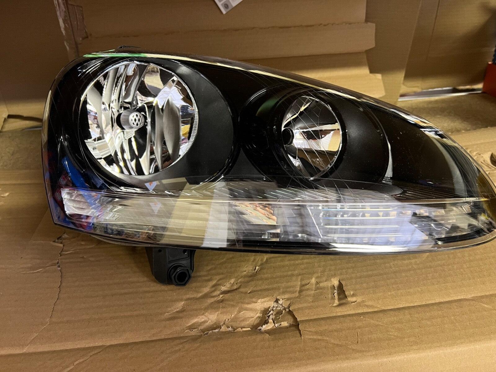 Hella 1LG247.007-641 Off Side Right Hand Headlight Lamp VW Golf V