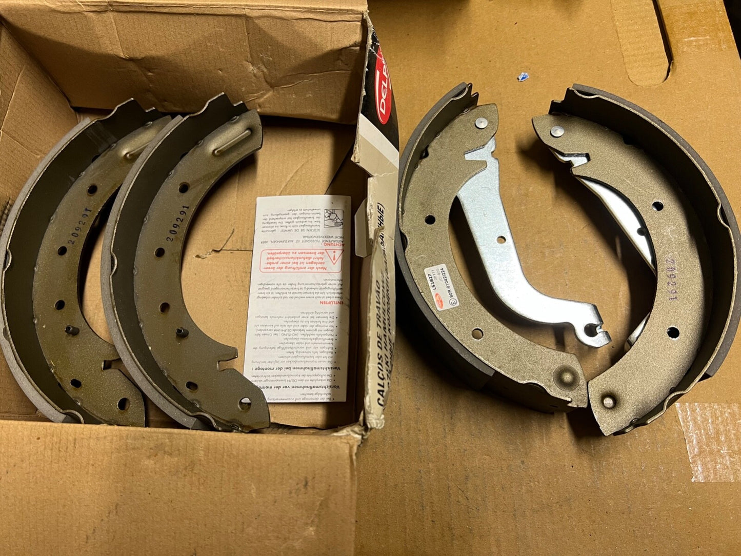 Delphi LS1827 Rear Brake Shoe Set fits Ford LDV Nissan