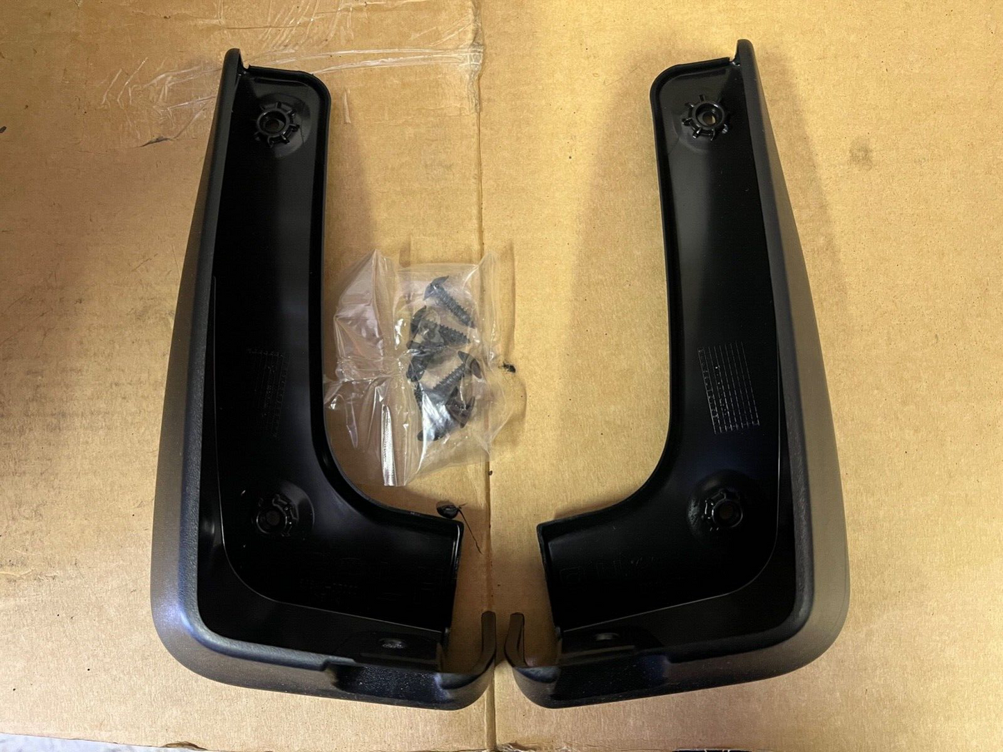 New Genuine Hyundai Tucson 2015 onwards Rear Mud Flaps set of 2 D3F46AK100