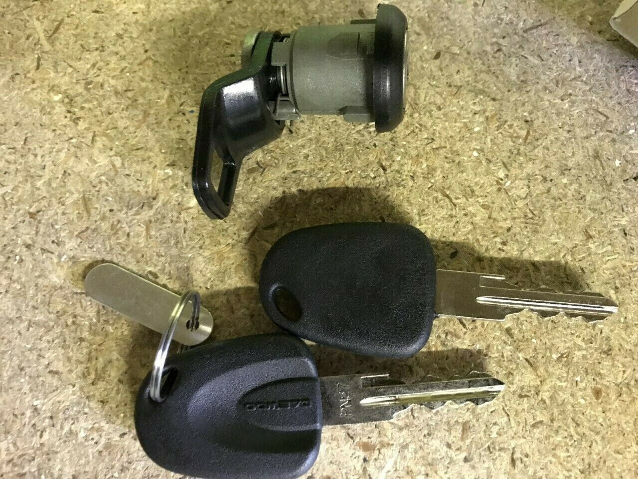 Daewoo Nexia Off Side Right Hand Door Lock Barrel & Keys S6460005